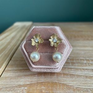 Gold flower earring stud with drop pearl